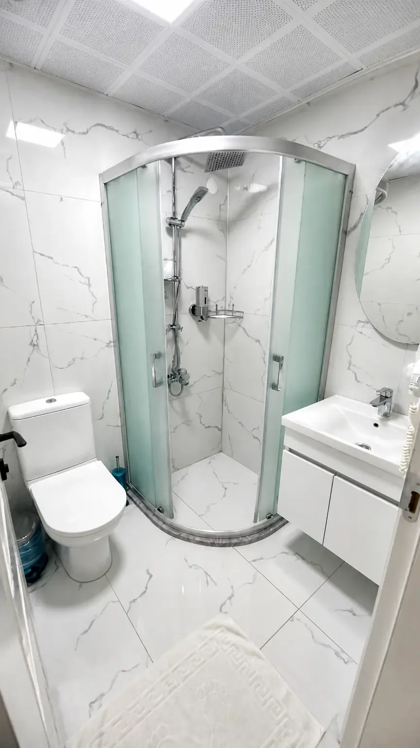 Köşe duş kabini ve lavabosuyla özel banyo