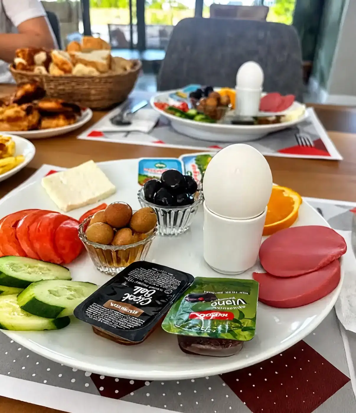 Peynir, zeytin, domates, salatalık ve haşlanmış yumurtayla kahvaltı tabağı